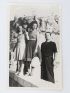 PIAF : Photographie originale représentant Edith Piaf enlacée par Norbert Glanzberg aux côtés d'Alice et Carlo Rim dans le port de Cassis en 1940 - Signiert, Erste Ausgabe - Edition-Originale.com