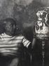 PICASSO : Photographie originale de Pablo Picasso dans son atelier avec une de ses céramiques - Prima edizione - Edition-Originale.com