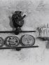 PICASSO : Photographie originale de Pablo Picasso dans son atelier de Vallauris avec ses céramiques et un plâtre - Prima edizione - Edition-Originale.com