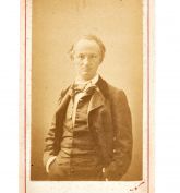 Photographie de Charles Baudelaire les mains dans les poches : 'Vu de face, il paraît plus souffrant et plus triste qu'à la précédente épreuve. '