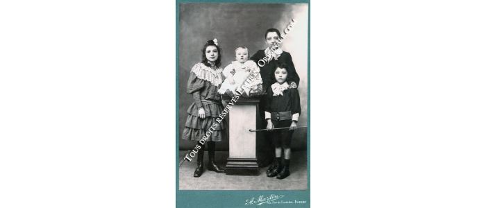 BLANCHOT : Photographie originale de Maurice Blanchot âgé d'environ 1 an, assis sur un piédestal, entouré de ses frères et soeurs - First edition - Edition-Originale.com