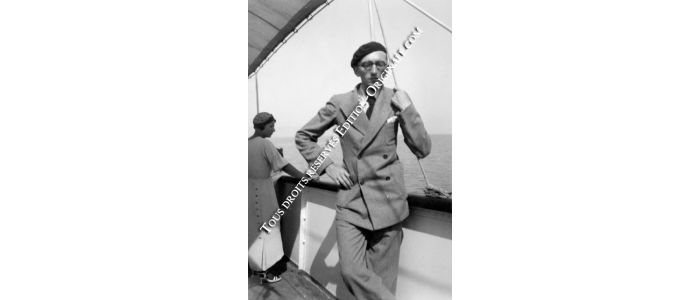 BLANCHOT : Photographie originale de Maurice Blanchot posant fièrement à bord d'un bateau - Erste Ausgabe - Edition-Originale.com