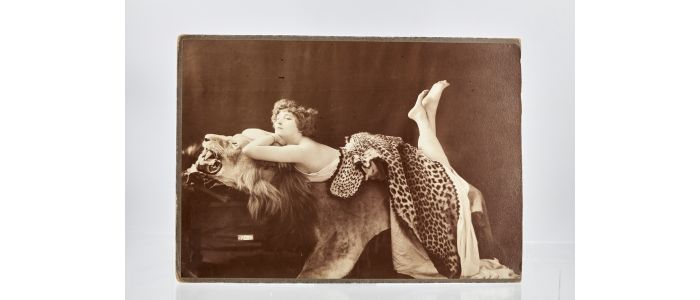 COLETTE : Portrait photographique de Colette à la peau de lion - Prima edizione - Edition-Originale.com