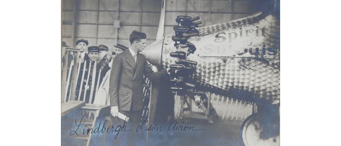 LINDBERGH : Photographie représentant Charles Lindbergh devant le Spirit of Saint Louis - First edition - Edition-Originale.com