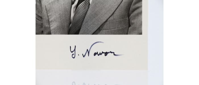 NAVON : Portrait photographique signé d'Yitzhak Navon, président de l'état d'Israël de 1978 à 1983 - Autographe, Edition Originale - Edition-Originale.com