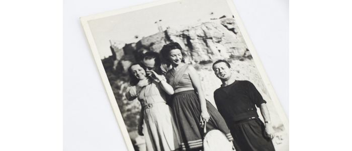 PIAF : Photographie originale représentant Edith Piaf enlacée par Norbert Glanzberg aux côtés d'Alice et Carlo Rim dans le port de Cassis en 1940 - Signiert, Erste Ausgabe - Edition-Originale.com