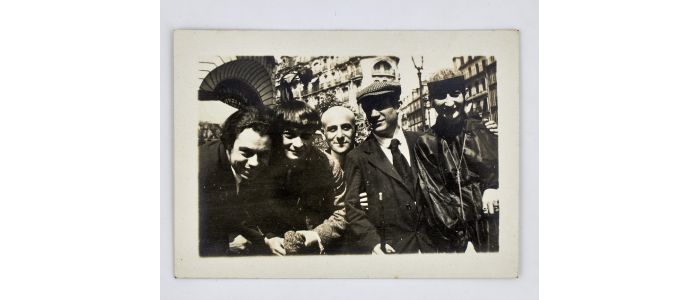 PICASSO : Photographie originale probablement unique de Pablo Picasso à Montparnasse devant le café La Rotonde, le 12 août 1916 - First edition - Edition-Originale.com