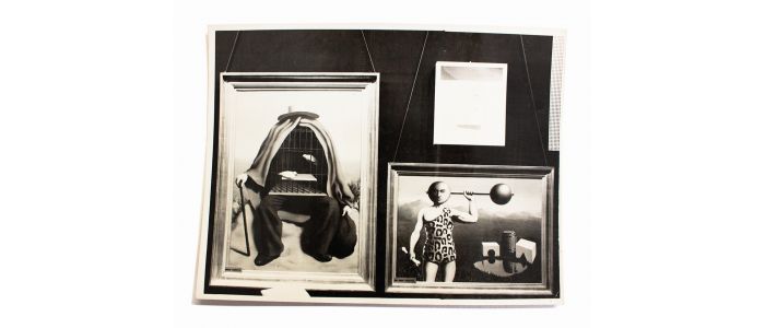 Tableaux de Magritte, photographie originale prise à l'exposition surréaliste de Paris en 1938, tirage argentique d'époque - Edition Originale - Edition-Originale.com