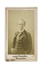 BAUDELAIRE : Portrait photographique de Charles Baudelaire les mains dans les poches : 