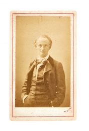 BAUDELAIRE : Photographie de Charles Baudelaire les mains dans les poches : 