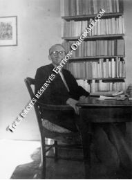 BLANCHOT : Photographie originale de Maurice Blanchot assis à sa table de travail devant la bibliothèque - First edition - Edition-Originale.com