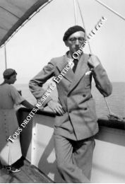 BLANCHOT : Photographie originale de Maurice Blanchot posant fièrement à bord d'un bateau - Erste Ausgabe - Edition-Originale.com