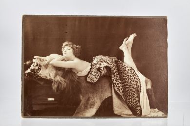 COLETTE : Portrait photographique de Colette à la peau de lion - Edition Originale - Edition-Originale.com