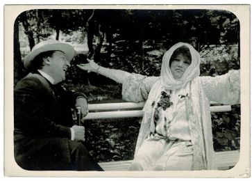 GUITRY : [PHOTOGRAPHIE] Portrait photographique de Sacha Guitry et Sarah Bernhardt les bras en croix réalisée pendant le tournage du film 