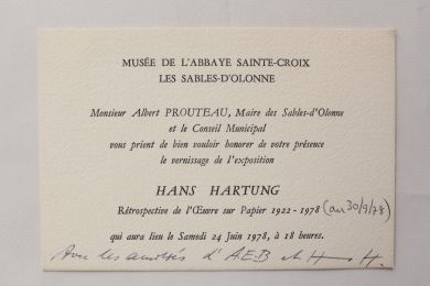 HARTUNG : Carton d'invitation signé par Hans Hartung à l'inauguration de la rétrospective de ses oeuvres au musée de l'abbaye de Sainte-Croix des Sables-d'Olonne - Signiert - Edition-Originale.com