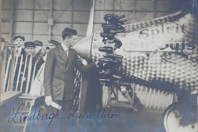 LINDBERGH : Photographie représentant Charles Lindbergh devant le Spirit of Saint Louis - First edition - Edition-Originale.com