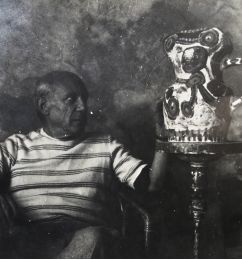PICASSO : Photographie originale de Pablo Picasso dans son atelier avec une de ses céramiques - Prima edizione - Edition-Originale.com