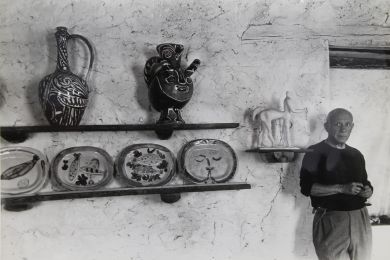 PICASSO : Photographie originale de Pablo Picasso dans son atelier de Vallauris avec ses céramiques et un plâtre - Erste Ausgabe - Edition-Originale.com