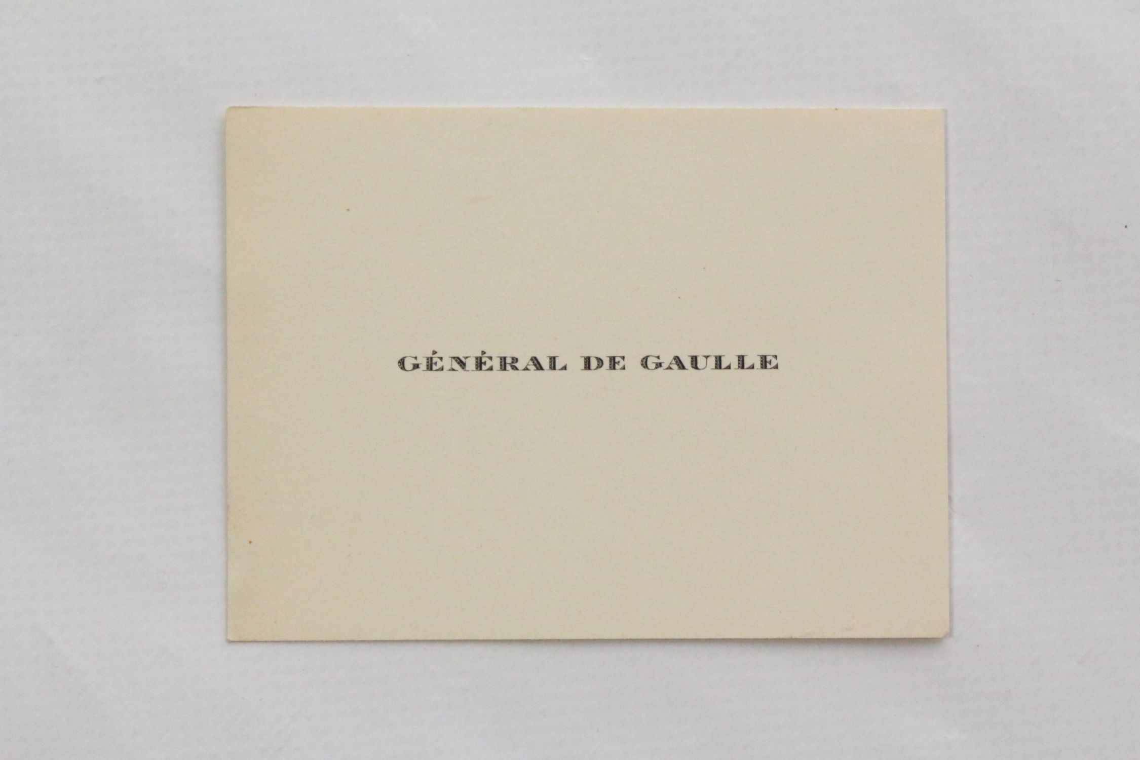 DE GAULLE : Carte de visite imprimée du général De Gaulle - First edition -  